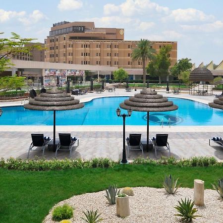 Intercontinental Riyadh By Ihg Luaran gambar The pool at the hotel