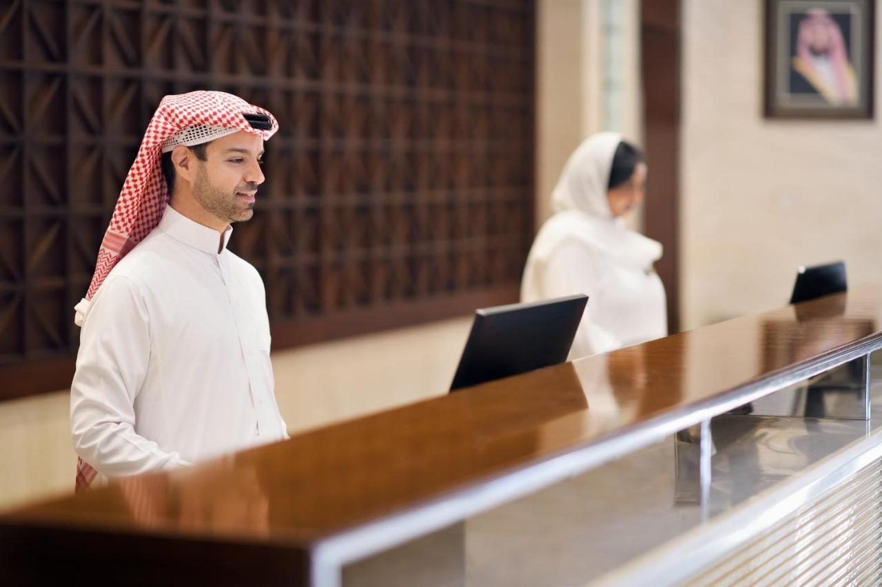 Intercontinental Riyadh By Ihg Luaran gambar Arab men in traditional dress