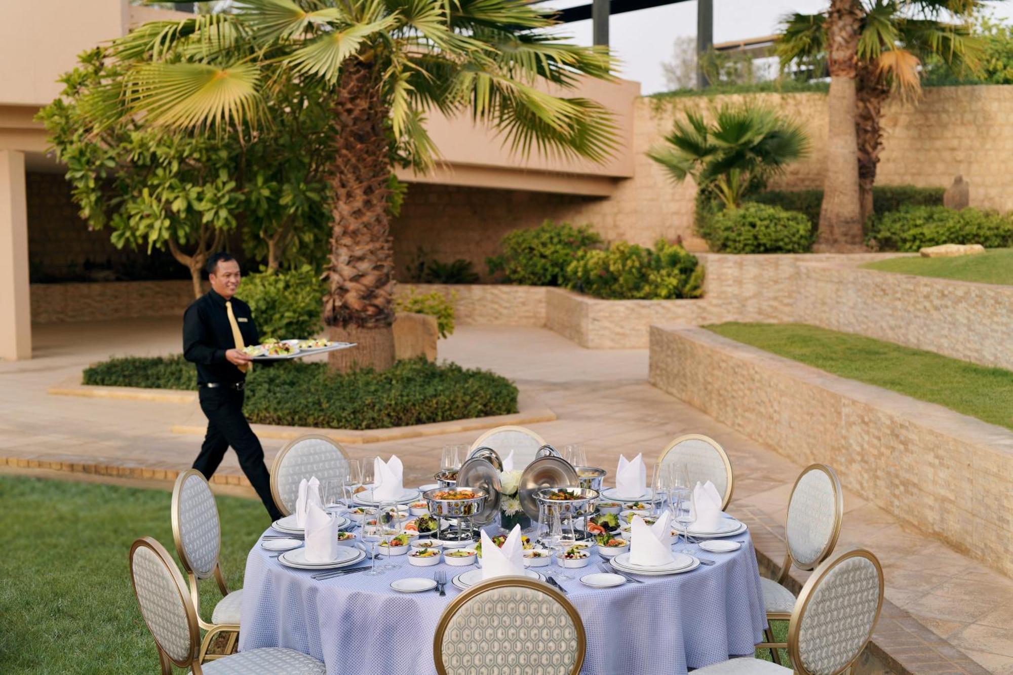 Intercontinental Riyadh By Ihg Luaran gambar A butler at the Jumeirah Atlantis Hotel in Dubai