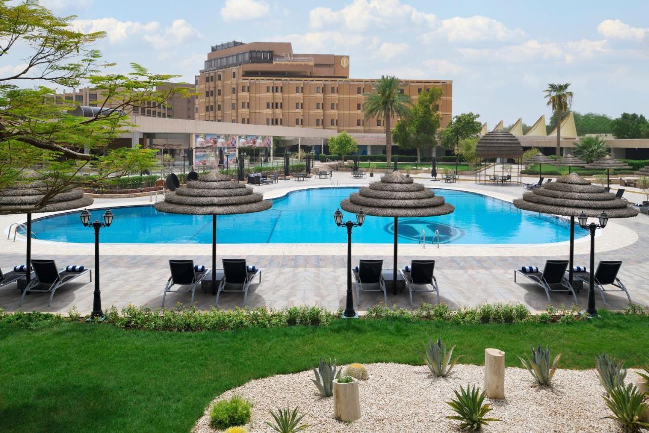 Intercontinental Riyadh By Ihg Luaran gambar The pool at the hotel