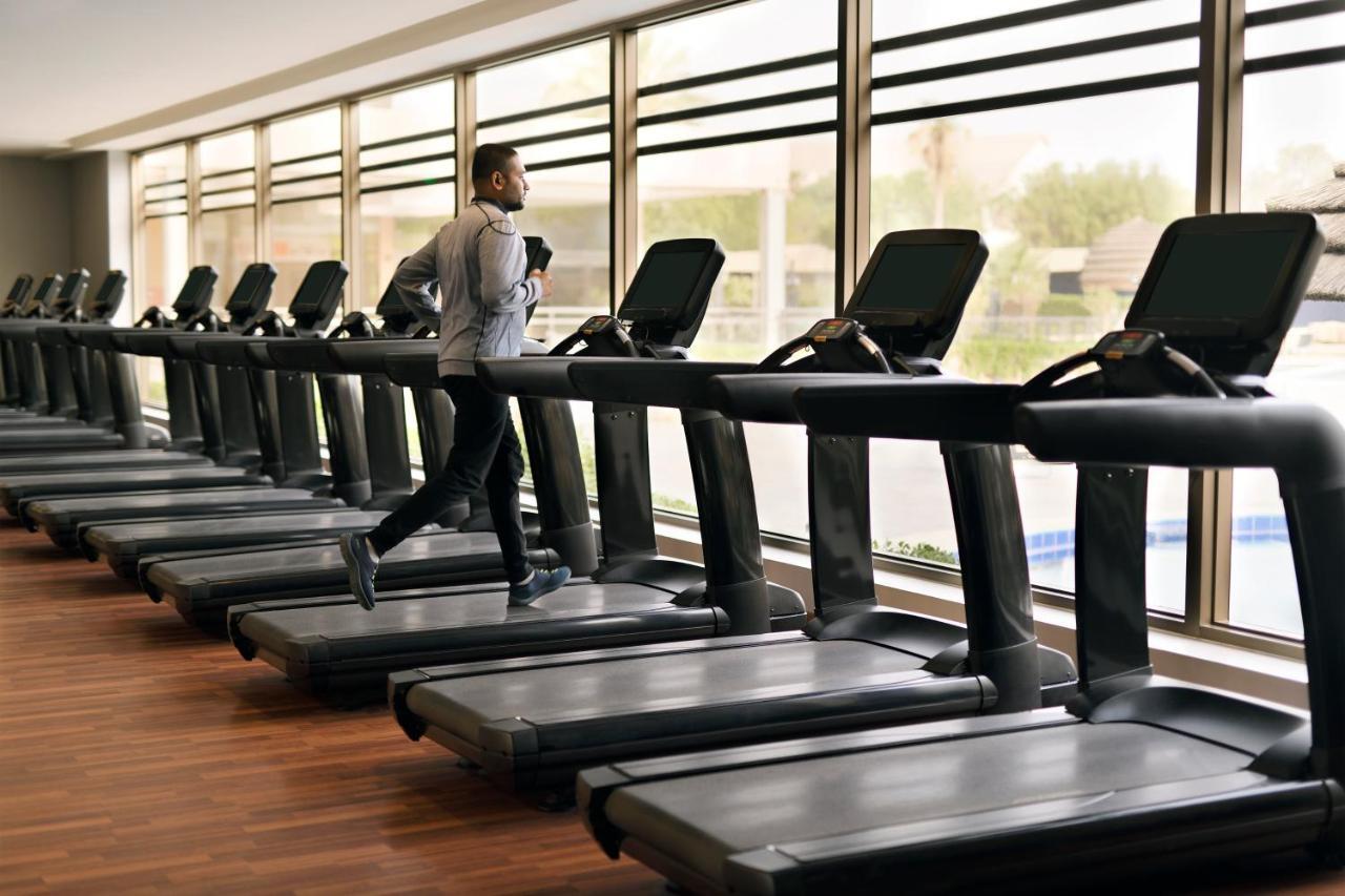 Intercontinental Riyadh By Ihg Luaran gambar A row of treadmills