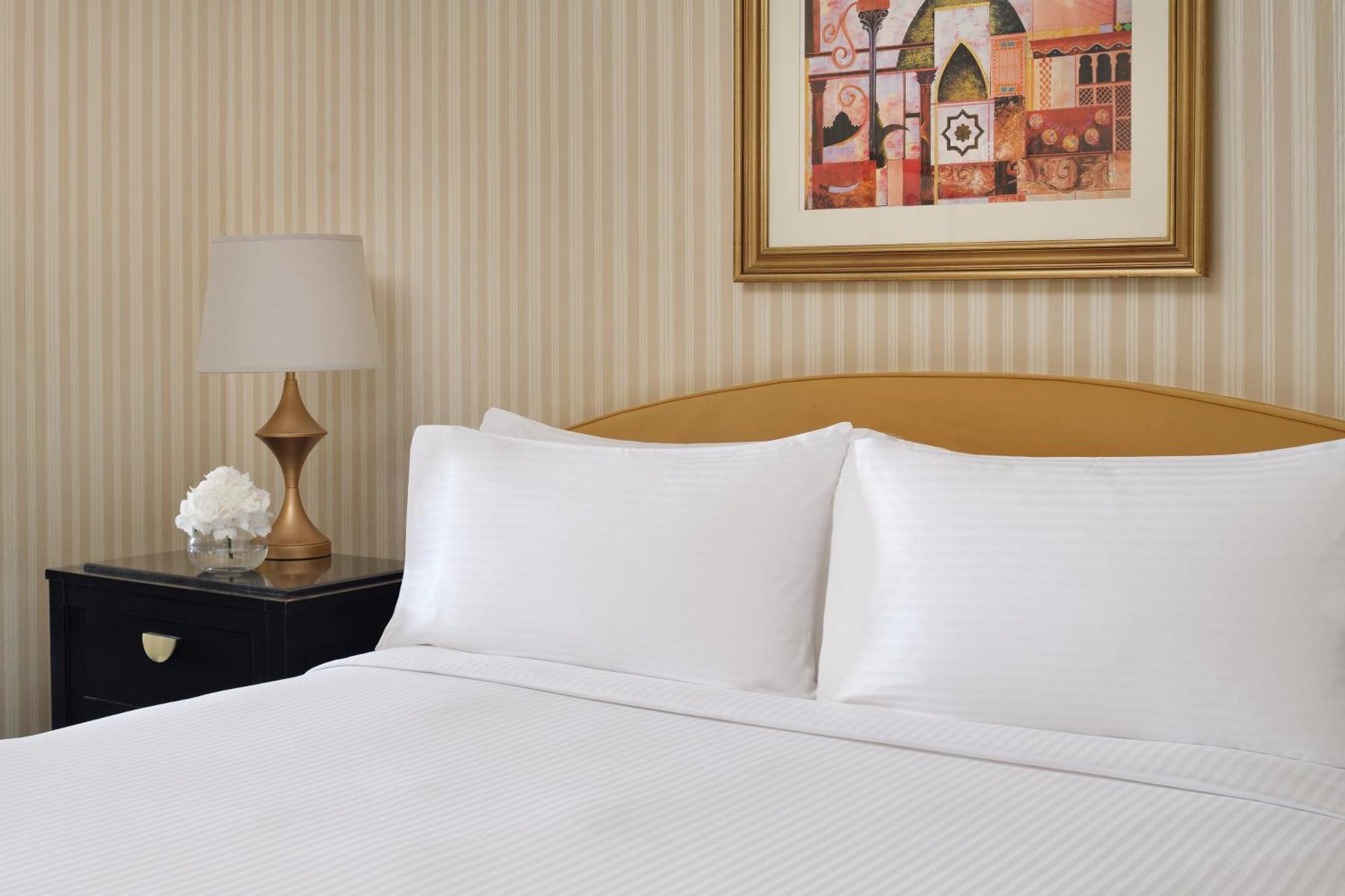 Intercontinental Riyadh By Ihg Luaran gambar A bed with two pillows